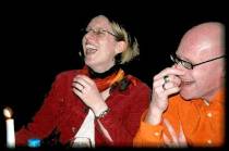 Lachende Gste beim Krimidinner