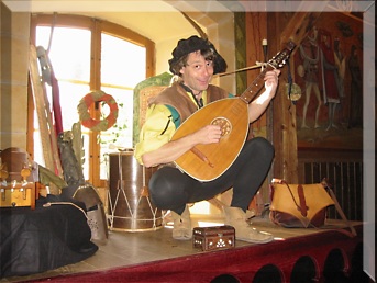 Barde Ulenreich bei Lautenspiel und Minnesang